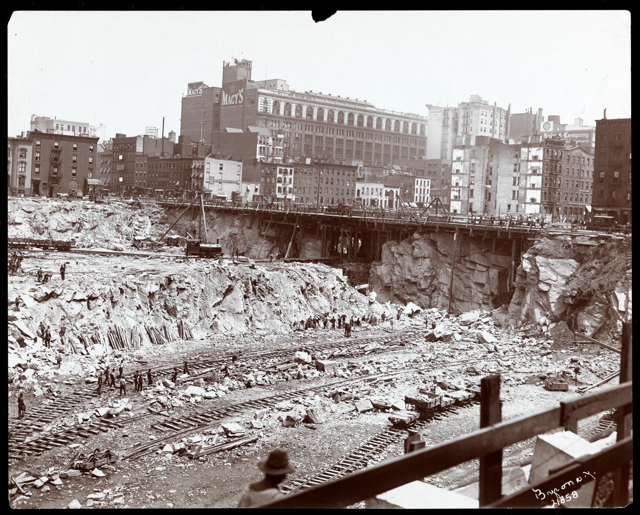 Munkások képe a Pennsylvania Station hatalmas ásatásán, New York, 1906 (ezüst zselatin nyomat) alkotó: Byron Company