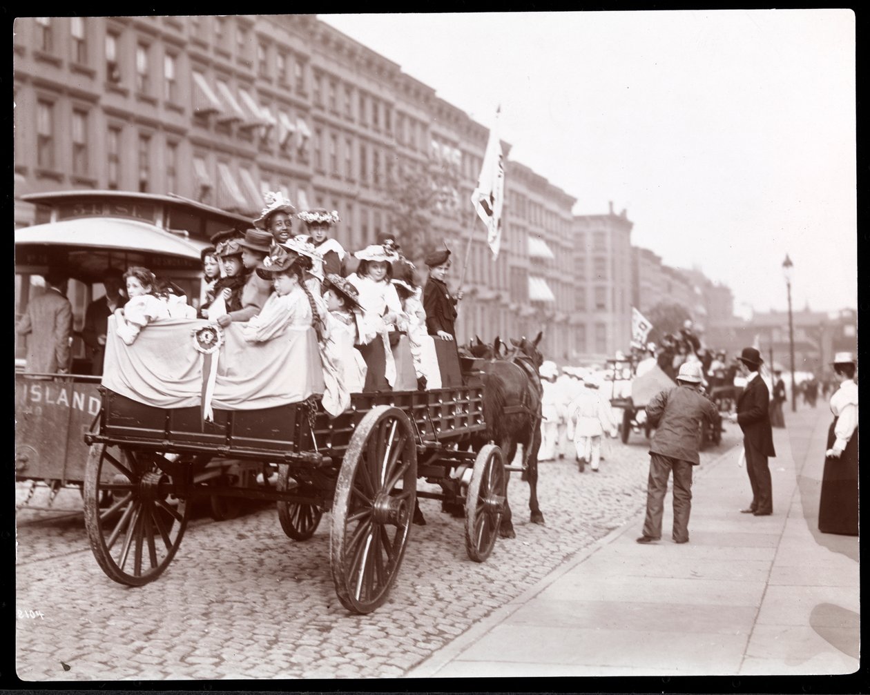 Fiatal nők egy szekéren az Utcai Tisztítók felvonulásán a 34. utcán a 4. sugárút közelében, New York, 1896 (ezüstzselatinos nyomat) alkotó: Byron Company