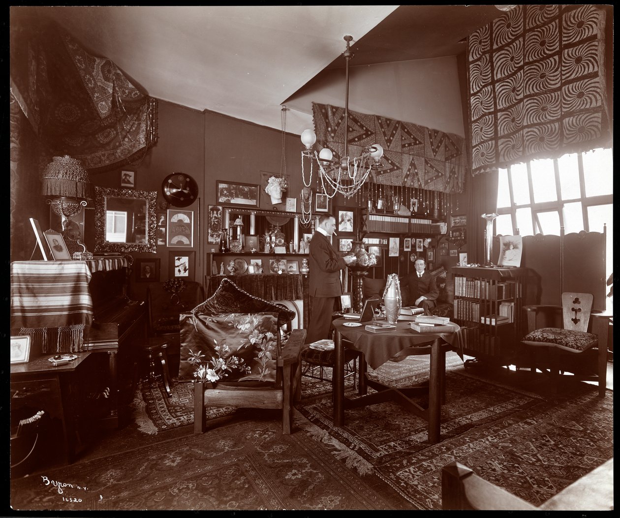 Will R. Barnes a műtermében, 1903 (ezüst zselatin nyomat) alkotó: Byron Company