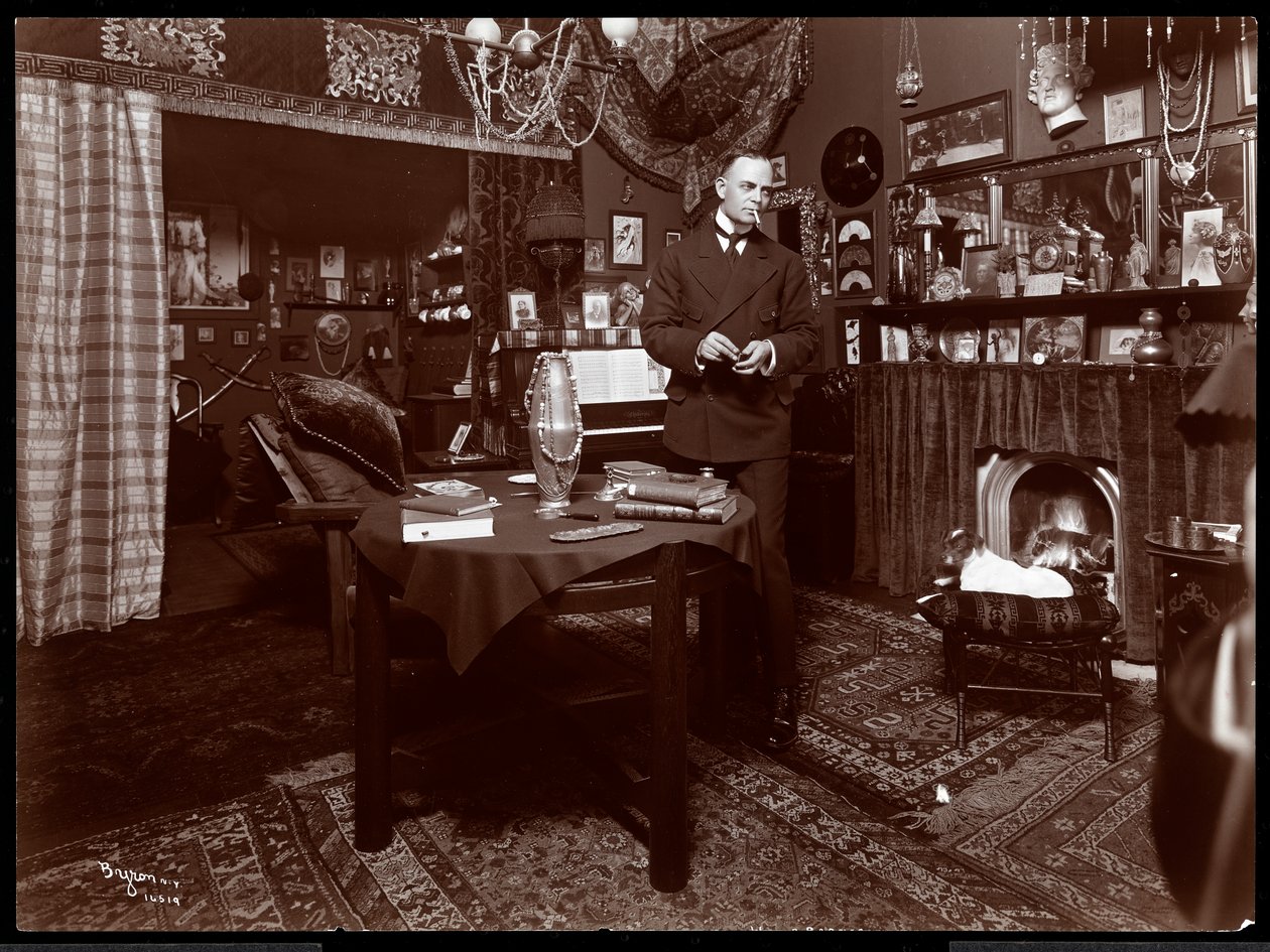 Will R. Barnes egy asztalnál áll a stúdiójában, 1903 (ezüst zselatin nyomat) alkotó: Byron Company