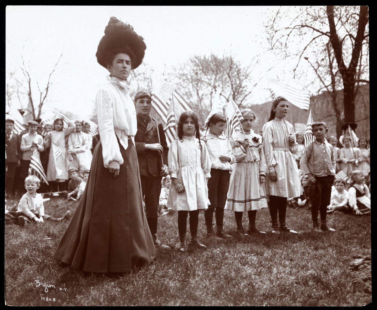Zászlót tartó nő gyermekekkel az Arbor Day-ben a Tompkins Square Parkban, New York, 1904 (ezüst zselatin nyomat) alkotó: Byron Company