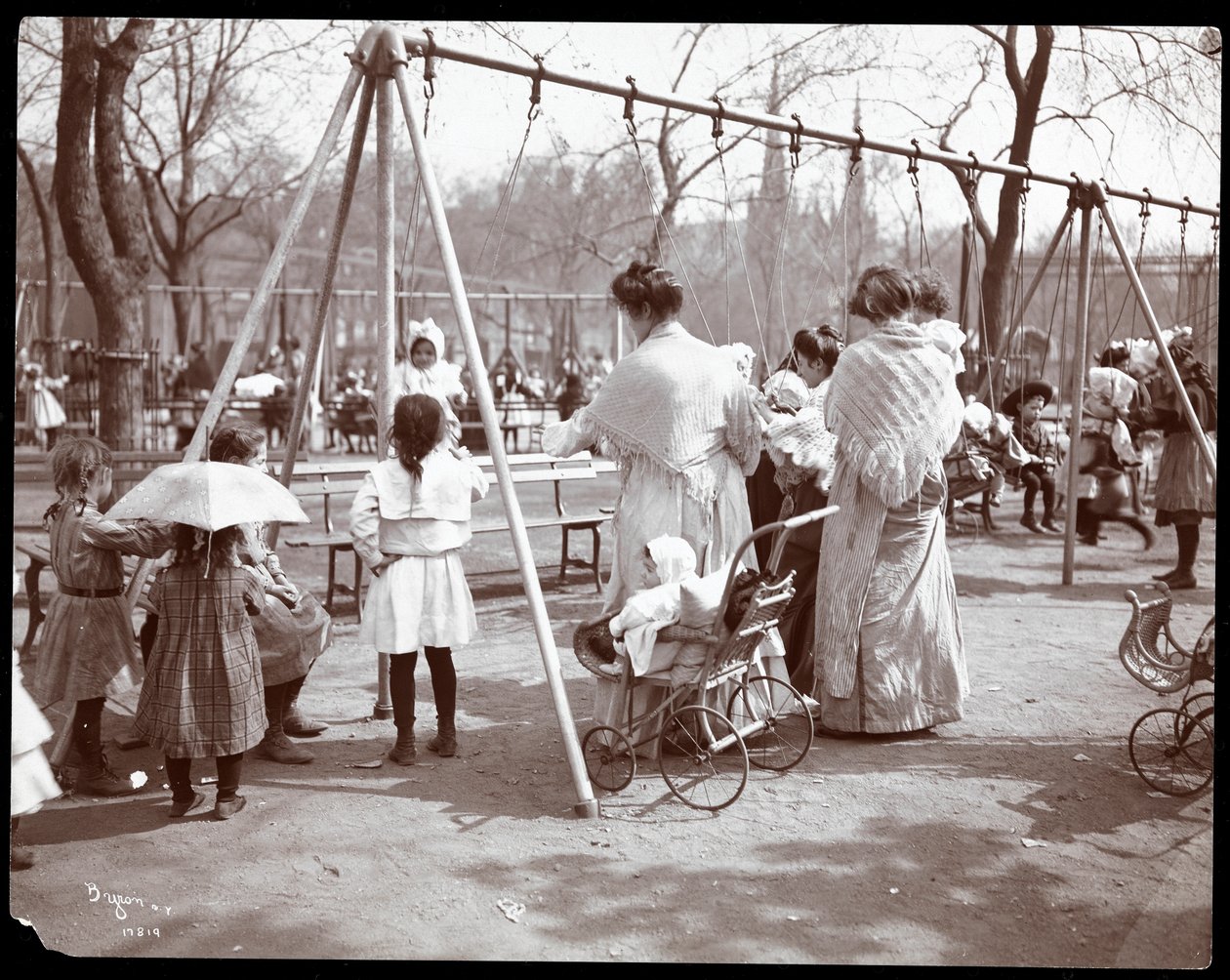 Nők és gyerekek a hintáknál az Arbor Day-en, Tompkins Square Park, New York, 1904 (ezüst zselatin nyomat) alkotó: Byron Company