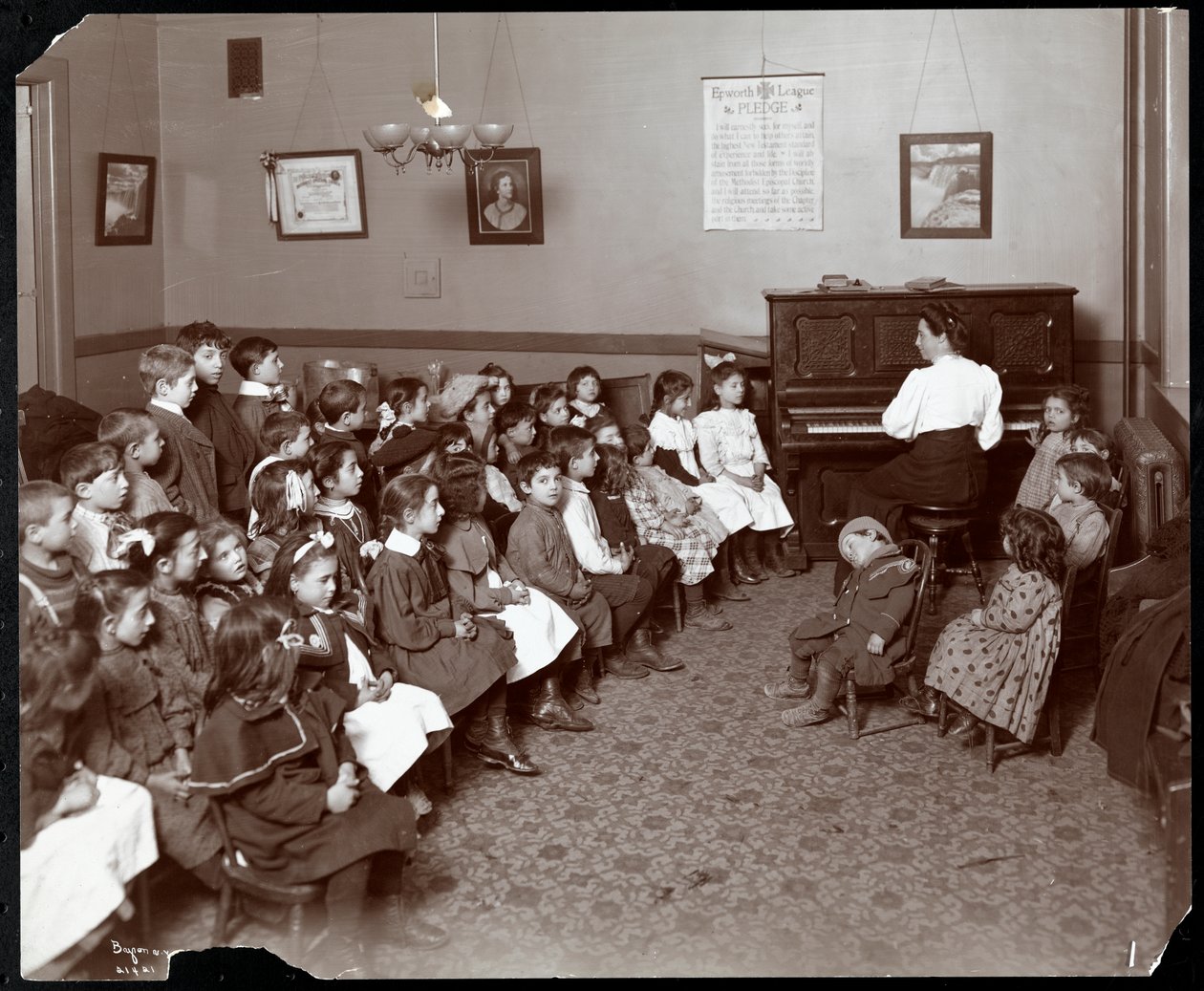 Nők és gyerekek egy szobában virágokkal a National Fruit und Flower Guild-ben, 247 Spring Street, New York, 1906 (ezüst zselatin nyomat) alkotó: Byron Company