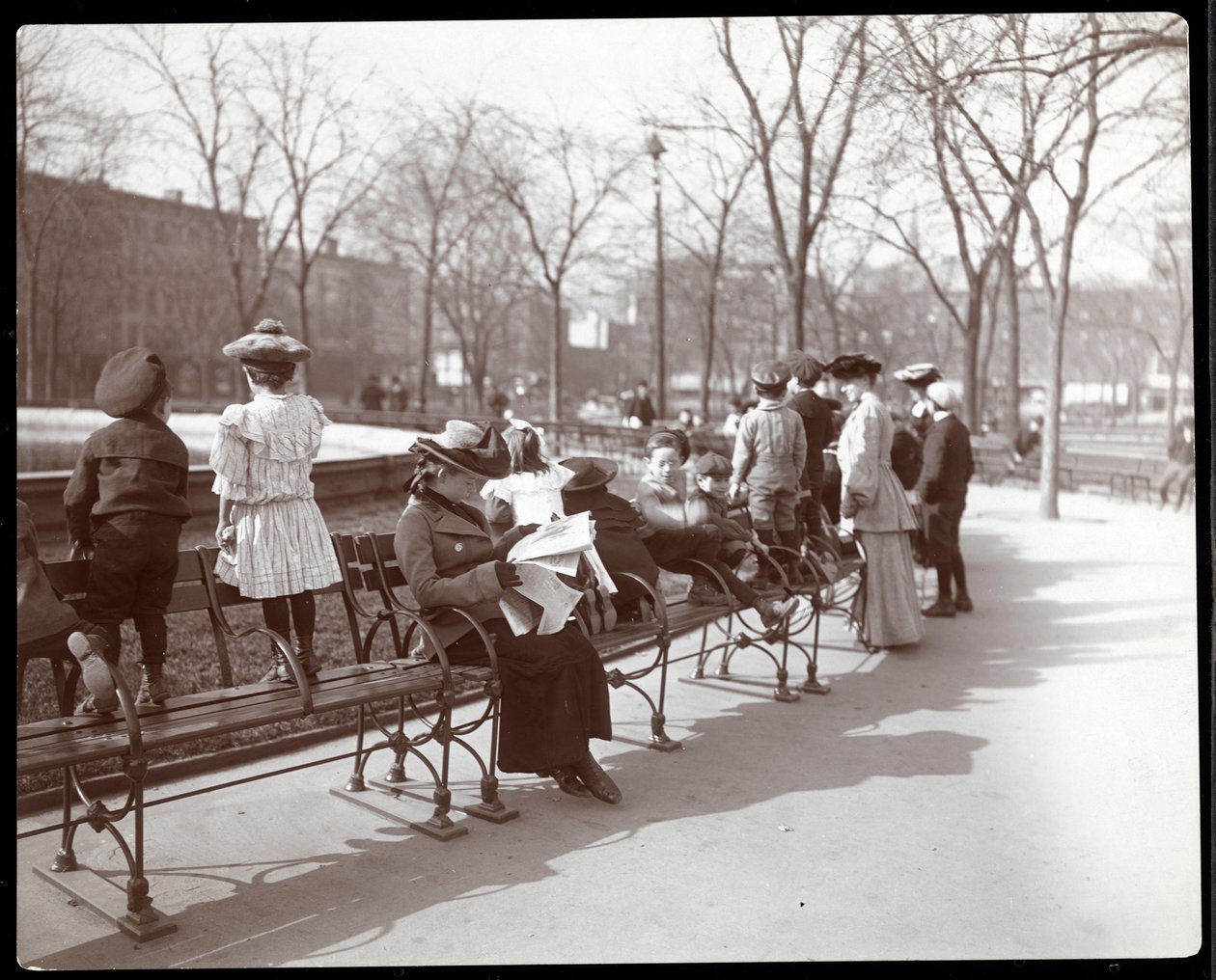 Nők és gyerekek a park padjain a Union Square-en, New Yorkban, 1903 (ezüst zselatin nyomat) alkotó: Byron Company