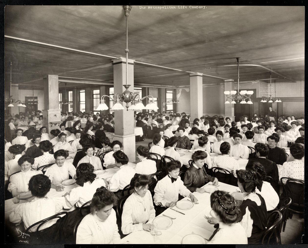 Nők ülnek vacsorázni a Metropolitan Life Insurance Co. étteremben, a 23rd Street és a Madison Avenue, New York-ban, 1907 (ezüst zselatin nyomat) alkotó: Byron Company