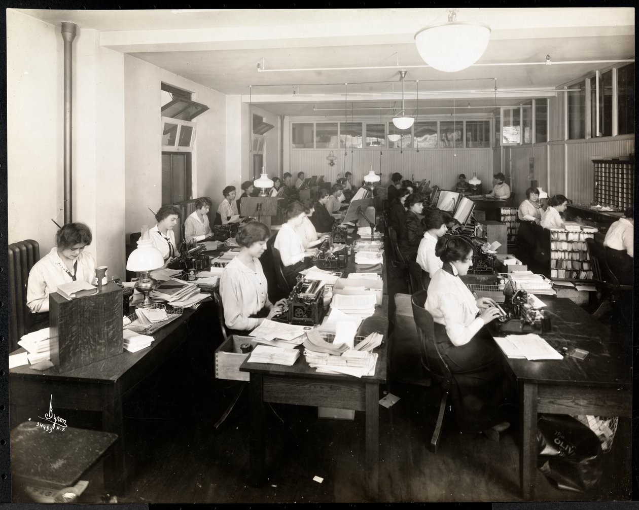 Nők gépelnek a Mantle Co. of America irodájában, New York, 1915 vagy 1916 rsilver zselatinos nyomat) alkotó: Byron Company
