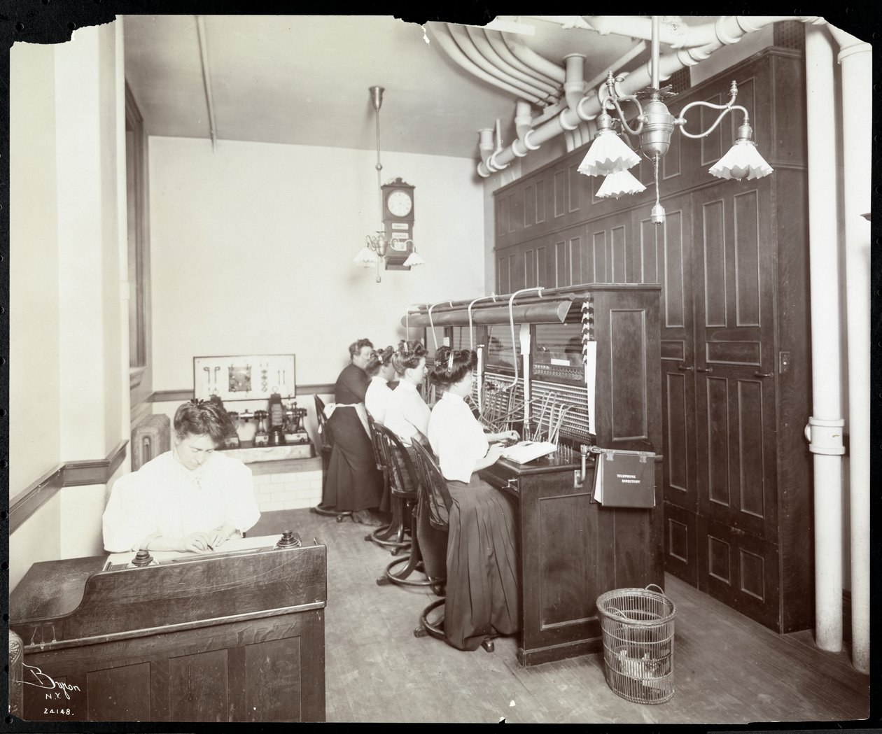 Nők, akik a Metropolitan Life Insurance Co. kapcsolótáblájánál dolgoznak a 23rd Street és Madison Avenue, New York-ban, 1907 (ezüst zselatin nyomat) alkotó: Byron Company