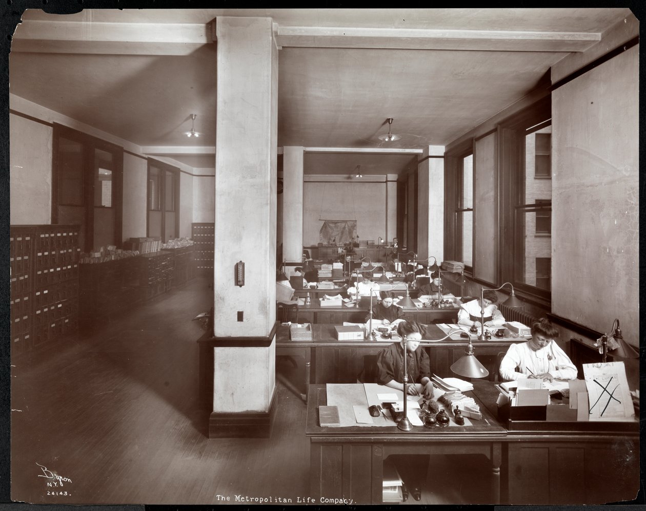 Nők, akik a Metropolitan Life Insurance Co. irodájában dolgoznak: 23rd Street és Madison Avenue, New York, 1907 (ezüst zselatin nyomat) alkotó: Byron Company