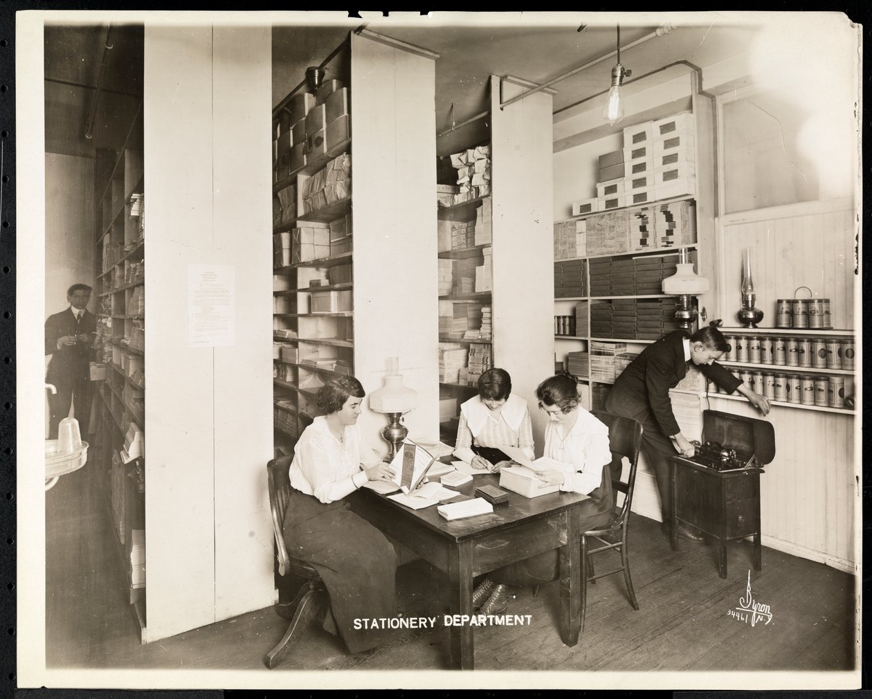 A New York-i Mantle Lamp Co. irodaszer részlegén dolgozó nők, 1915–1916 (ezüst zselatin papír) alkotó: Byron Company