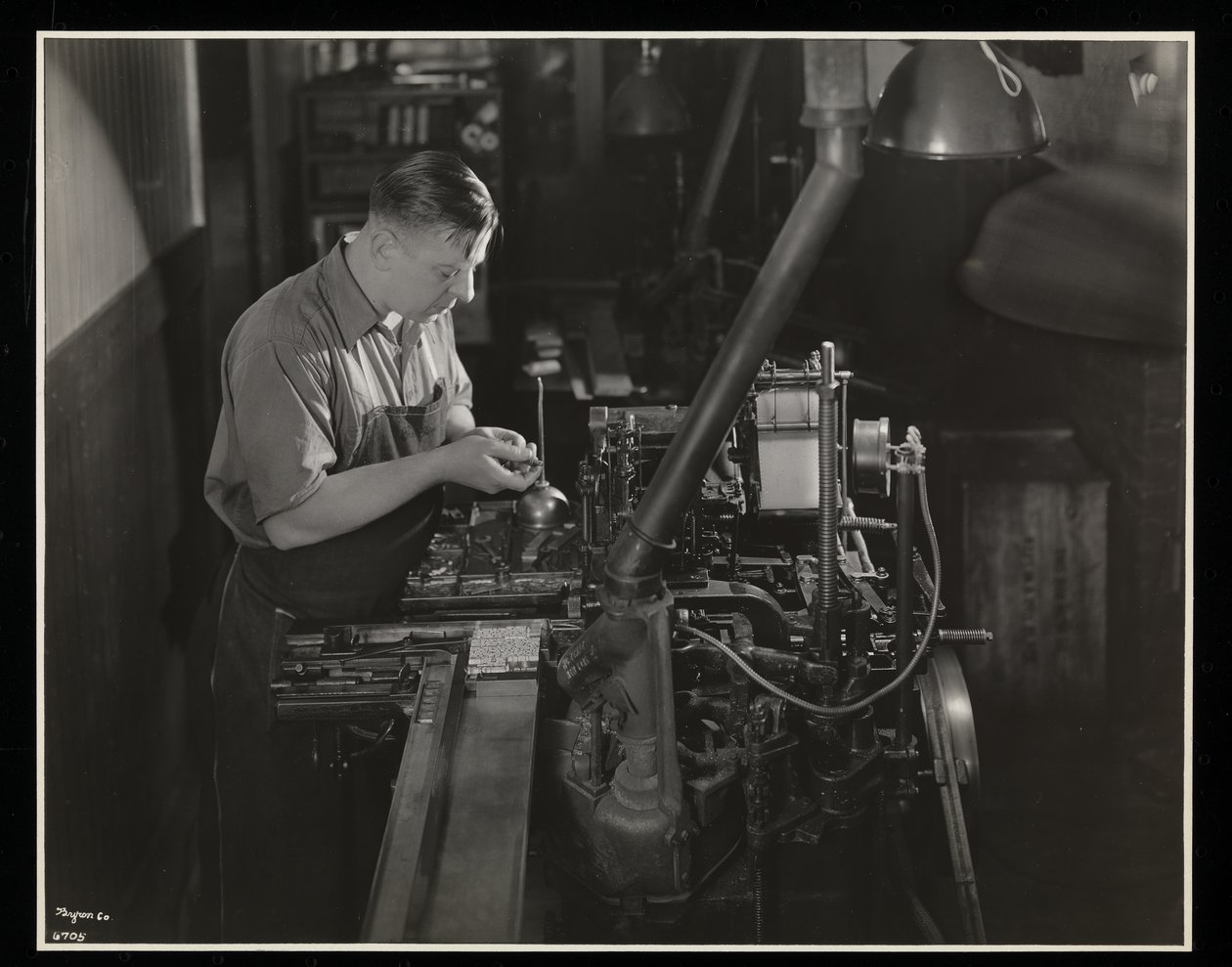Munka monotípiás gépen az Unz und Co.-nál, 24 Beaver Street, New York, 1932 (ezüst zselatin nyomat) alkotó: Byron Company