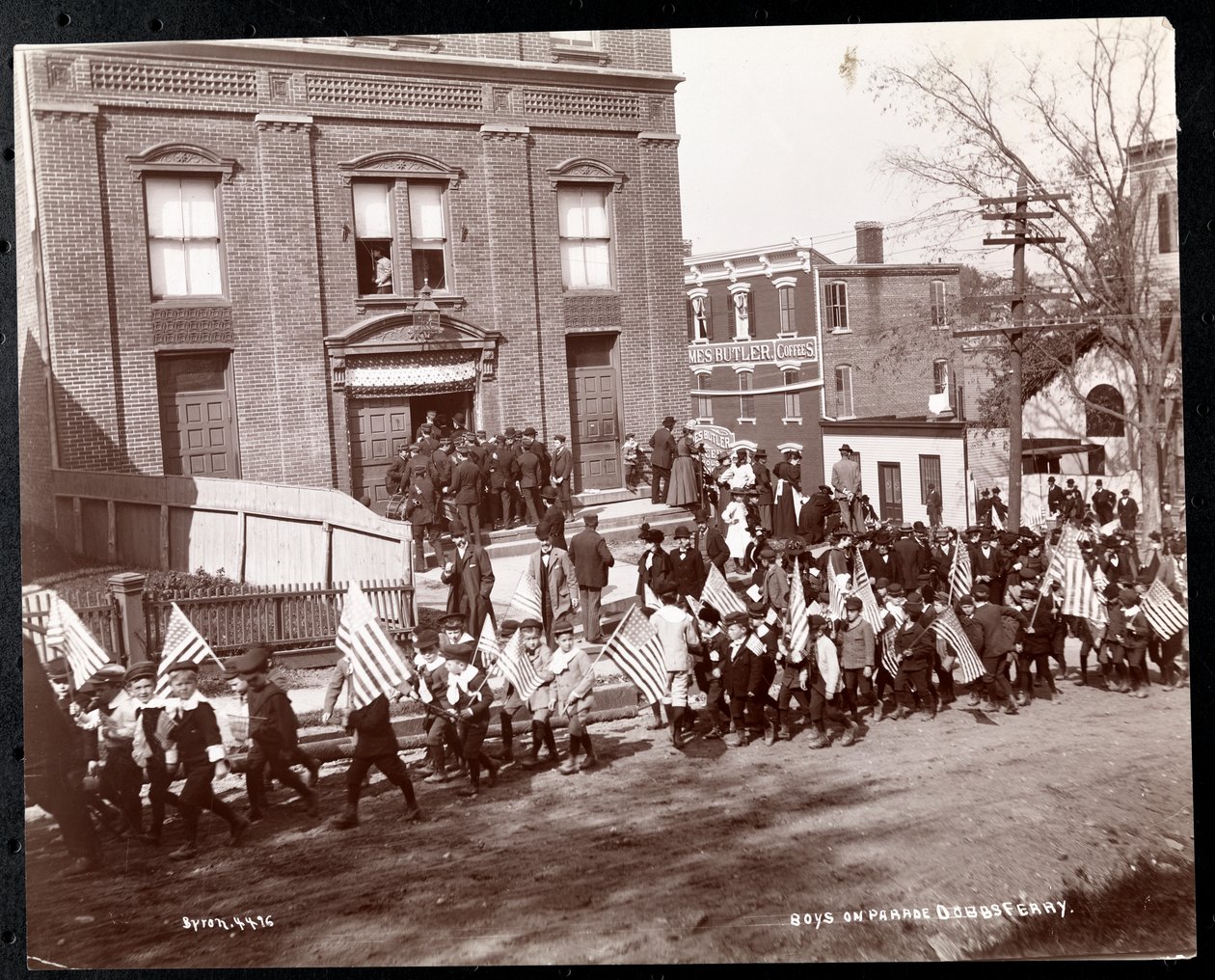 Fiatal fiúk zászlókkal felvonuláson a Dobbs Ferrynél, New York, 1898 (ezüst zselatin nyomat) alkotó: Byron Company