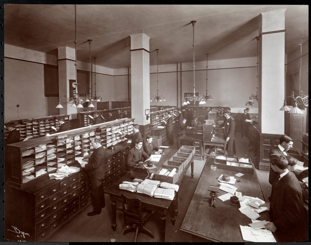 Fiatal férfiak dolgoznak a Metropolitan Life Insurance Co. postázótermében a 23. utca és a Madison Avenue sarkán, New York, 1907 (ezüstzselatinos nyomat) alkotó: Byron Company
