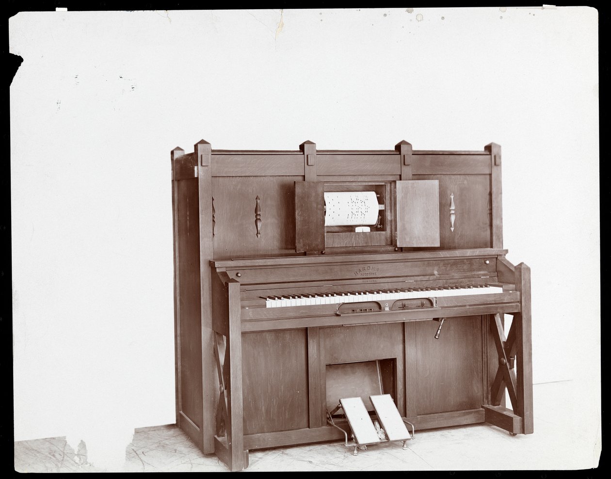 A Hardman Peck und Co. játékos zongora, 1907 (ezüst zselatin nyomat) alkotó: Byron Company