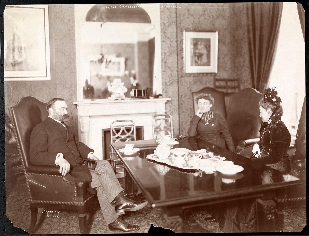 „Herald Conversation” a Waldorf Astoria Hotelben, 1899 vagy 1900 (ezüst zselatin nyomat) alkotó: Byron Company