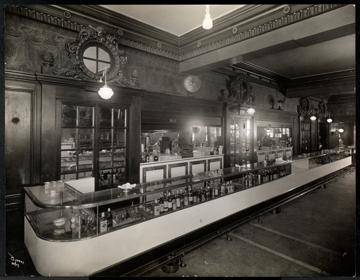 Egy bár a Robert Treat Hotelben, Newark, New Jersey, 1916 (ezüst zselatin nyomat) alkotó: Byron Company