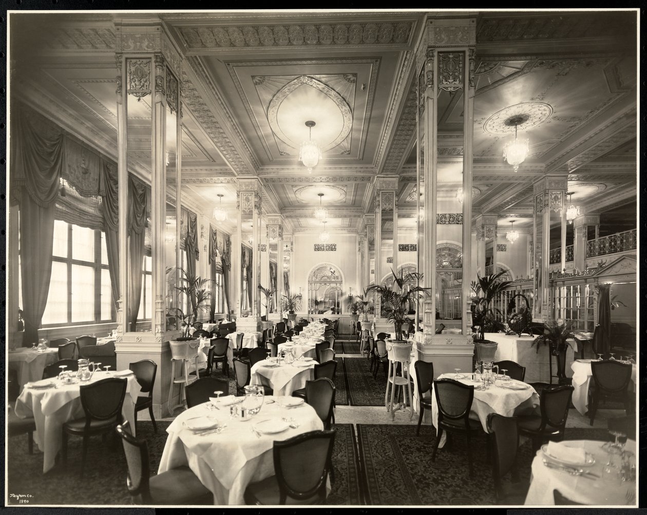 Ebédlő a Robert Treat Hotelben, Newark, New Jersey, 1916 (ezüst zselatin nyomat) alkotó: Byron Company