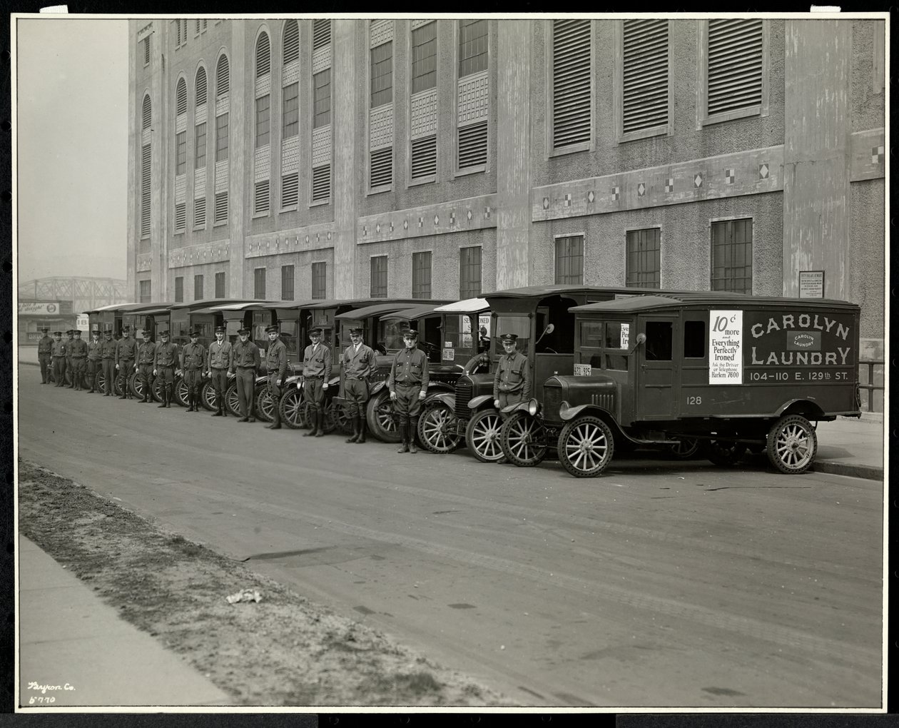 A Carolyn mosoda előtt parkoló teherautók sora a 111 East 128th Street-en, East Harlem, New York, 1929 (ezüstzselatinos nyomat) alkotó: Byron Company