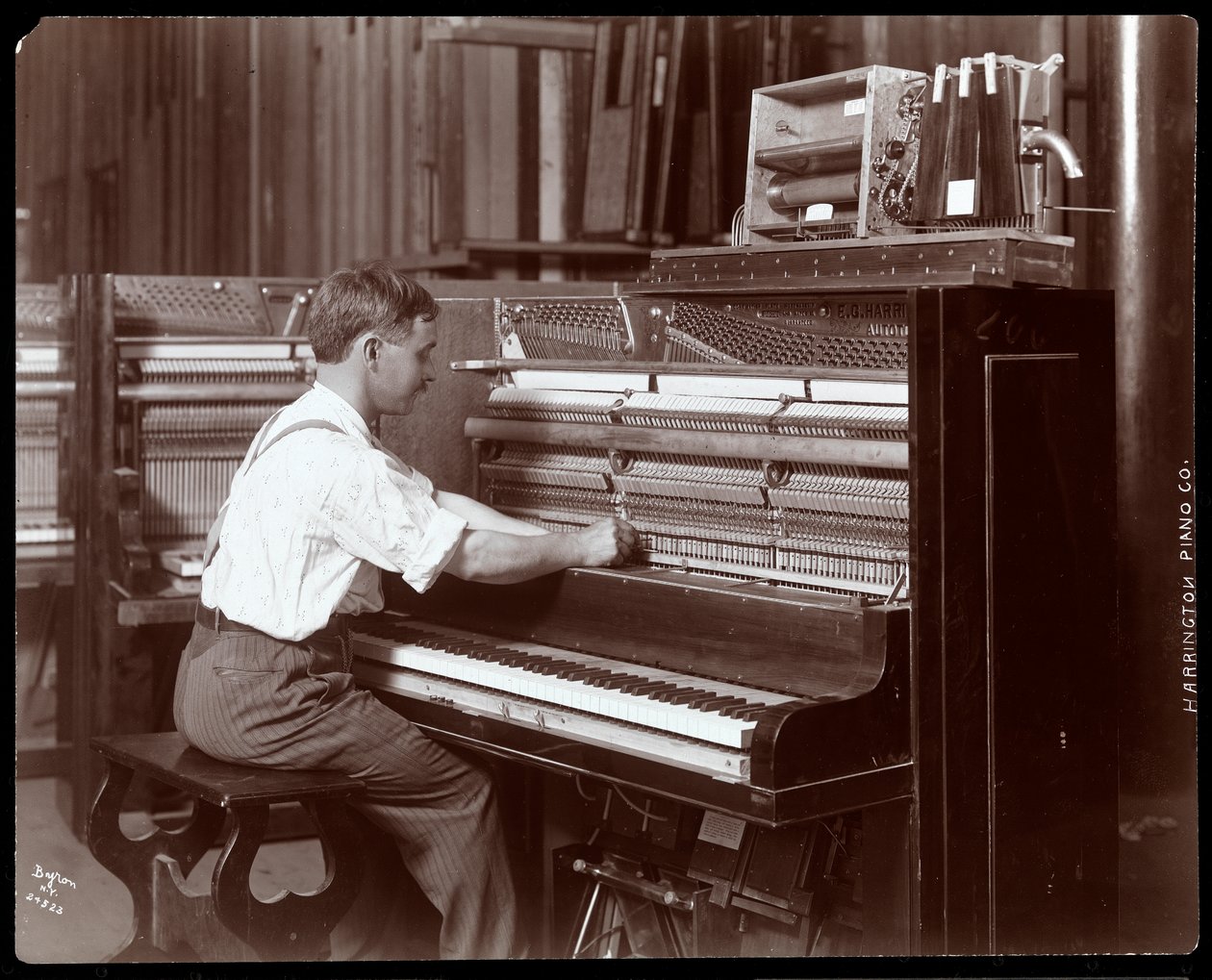 Egy férfi a Harrington Piano Co. gyárában dolgozik, 1907 (ezüst zselatin nyomat) alkotó: Byron Company