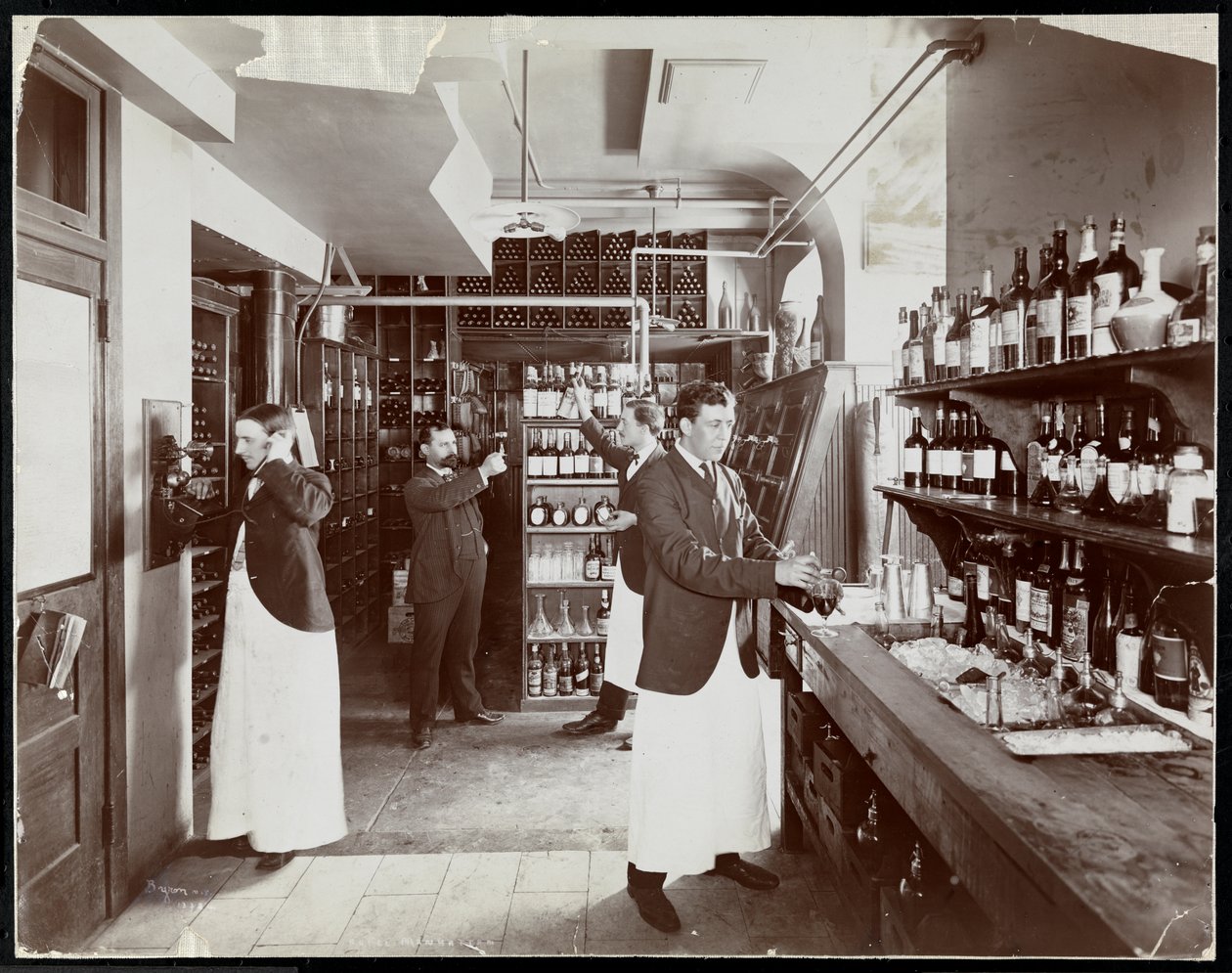 Kamra a Hotel Manhattanben, 1902 (ezüstzselatinos nyomat) alkotó: Byron Company