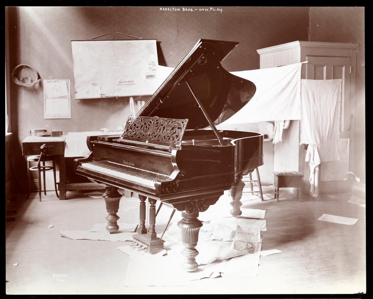 A Hazelton Brothers Piano Co. zongorája a University Place-en, New York, 1898 (ezüst zselatin nyomat) alkotó: Byron Company