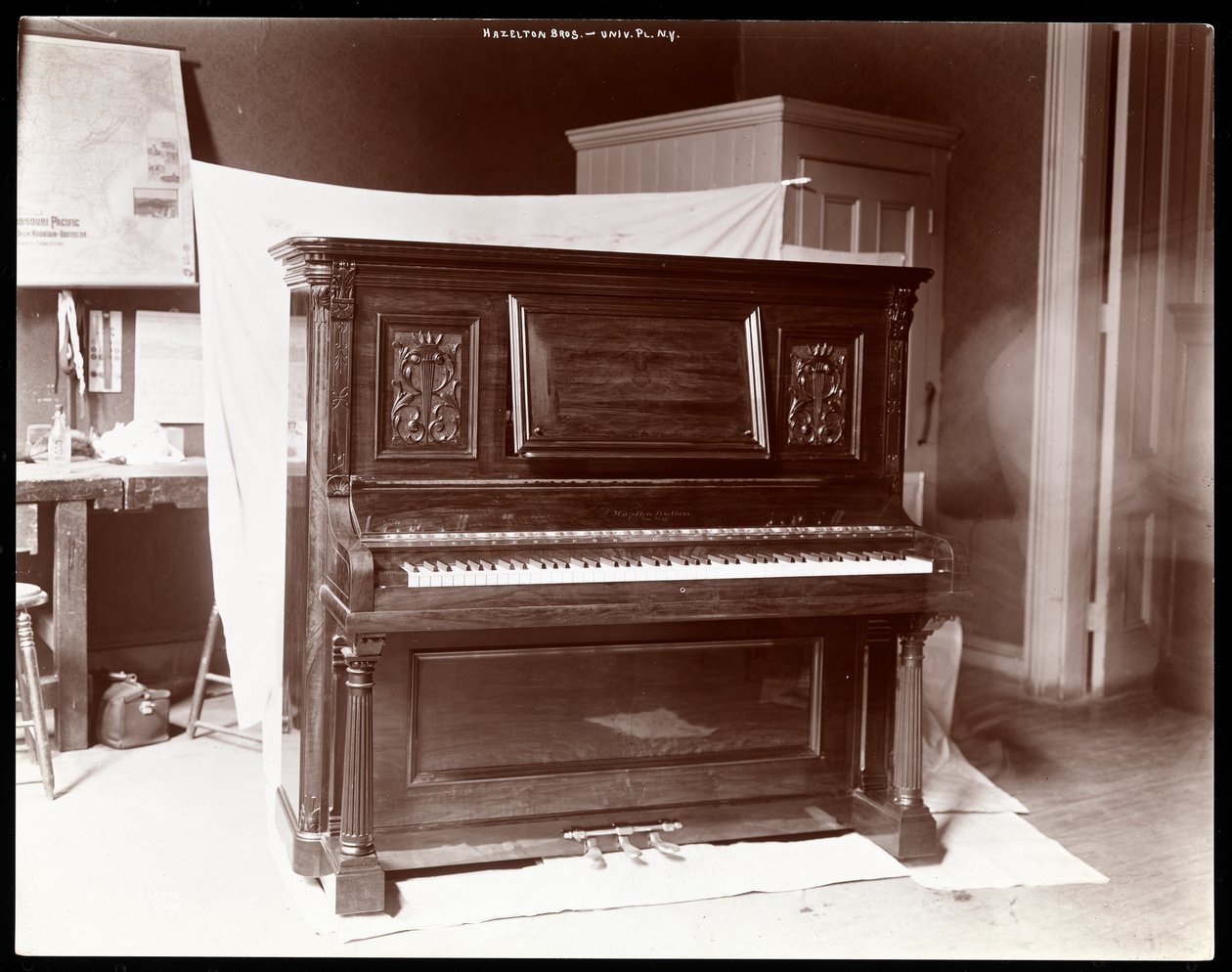 A Hazelton Brothers Piano Co. zongorája a University Place-en, New York, 1898 (ezüst zselatin nyomat) alkotó: Byron Company