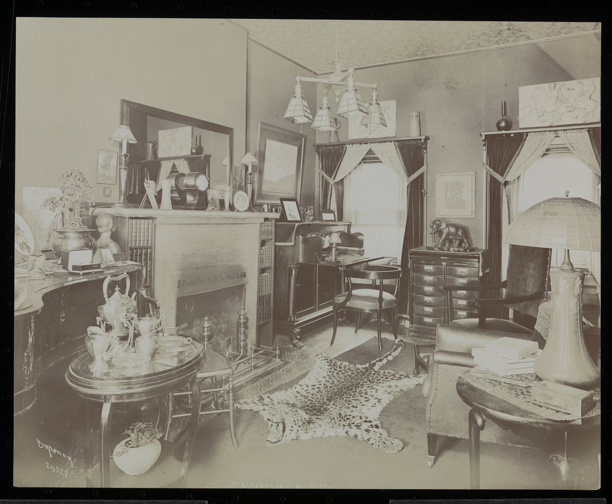 Henry Martyn Blossom drámaíró otthonának nappalija, 23 East 30th Street, New York, 1908 (ezüstzselatinos nyomat) alkotó: Byron Company