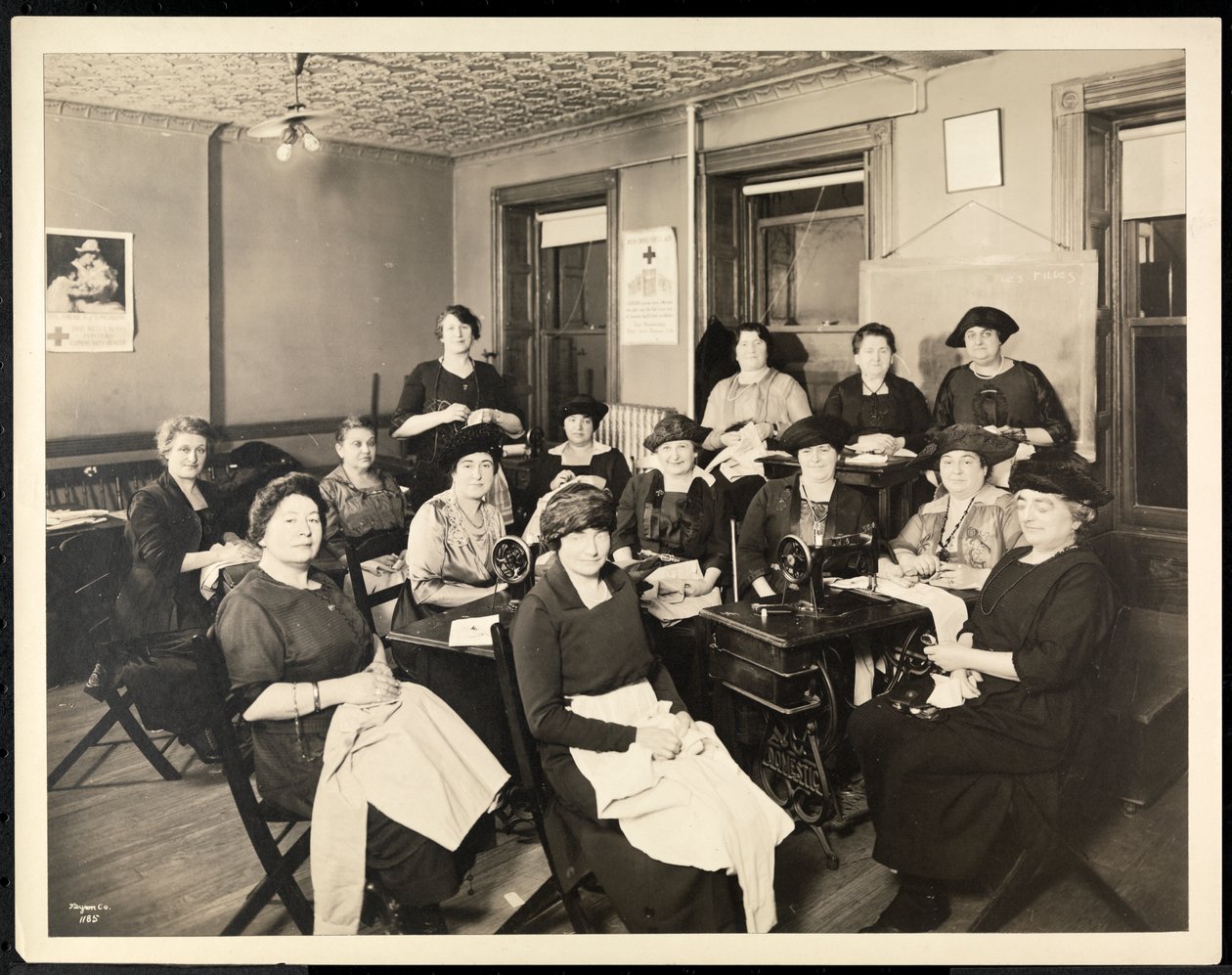 Női varrókör a 115 East 101st Street szám alatt, East Harlem, New York, 1920 (ezüst zselatin nyomat) alkotó: Byron Company