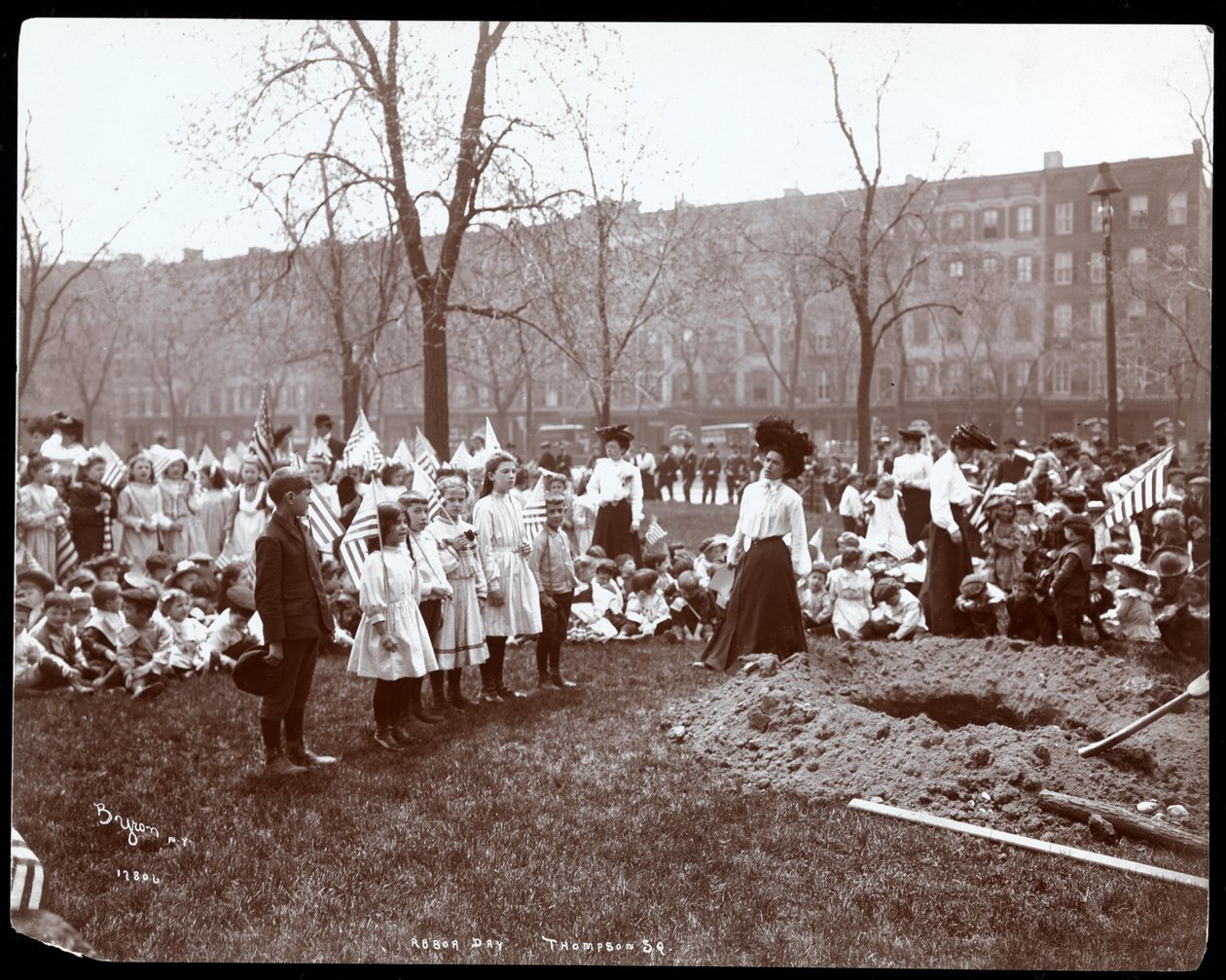 Zászlót tartó felnőttek és gyerekek egy újonnan ásott lyuk körül, ahol egy faültetésre szánták az Arbor Day-t a Tompkins Square Parkban, New York, 1904 (ezüst zselatin nyomat) alkotó: Byron Company