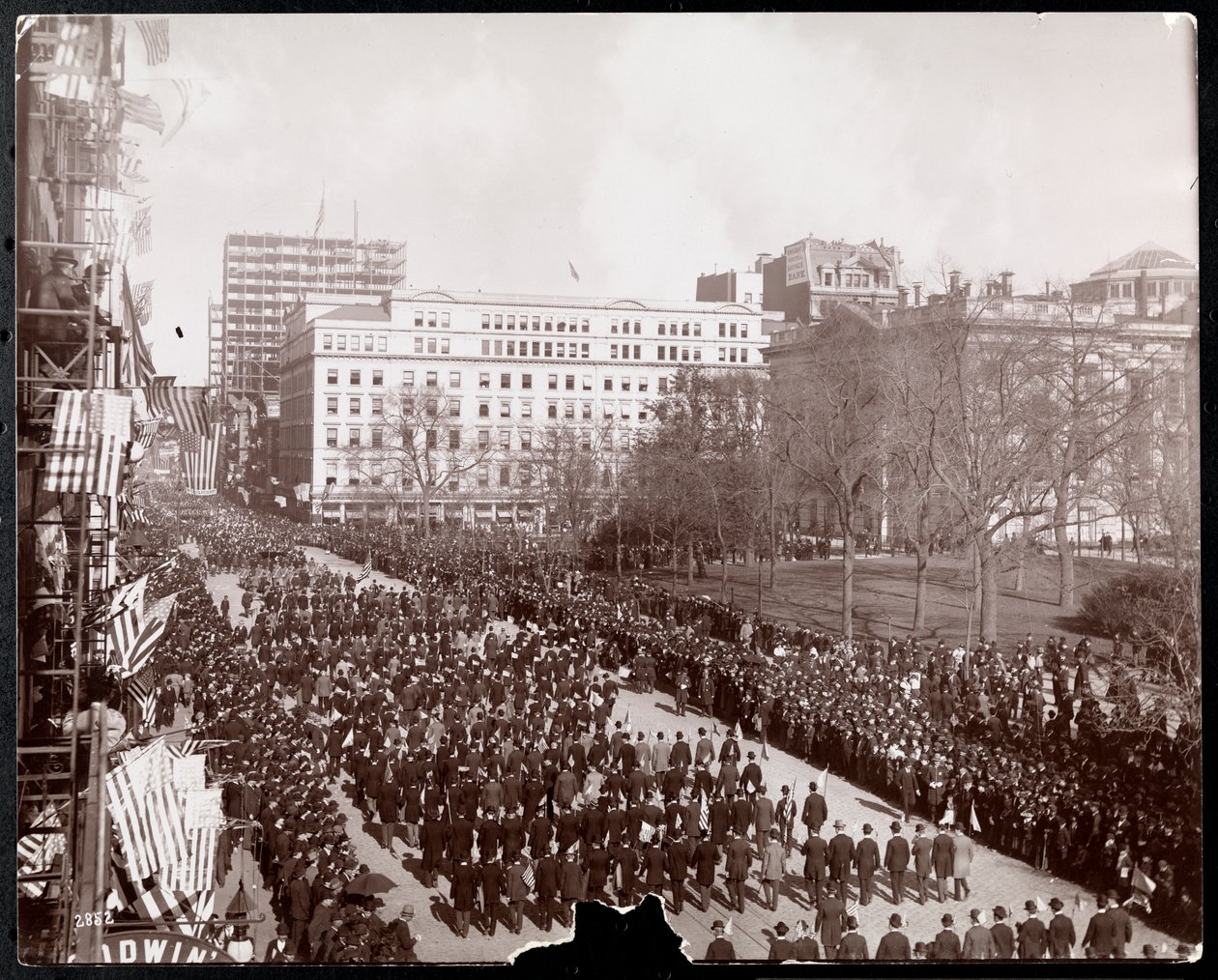 Légifelvételek a Broadway-n a republikánus Gold Standard felvonuláson felvonuló férfiakról a City Hall Parkban, New York, 1898 (ezüst zselatin nyomat) alkotó: Byron Company