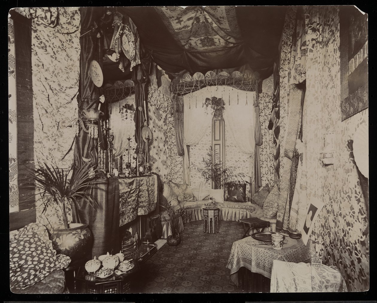 Díszes nappali a Blakely Hall rezidenciájában, 11 West 45th Street, New York, 1896-98 (ezüst zselatin nyomat) alkotó: Byron Company