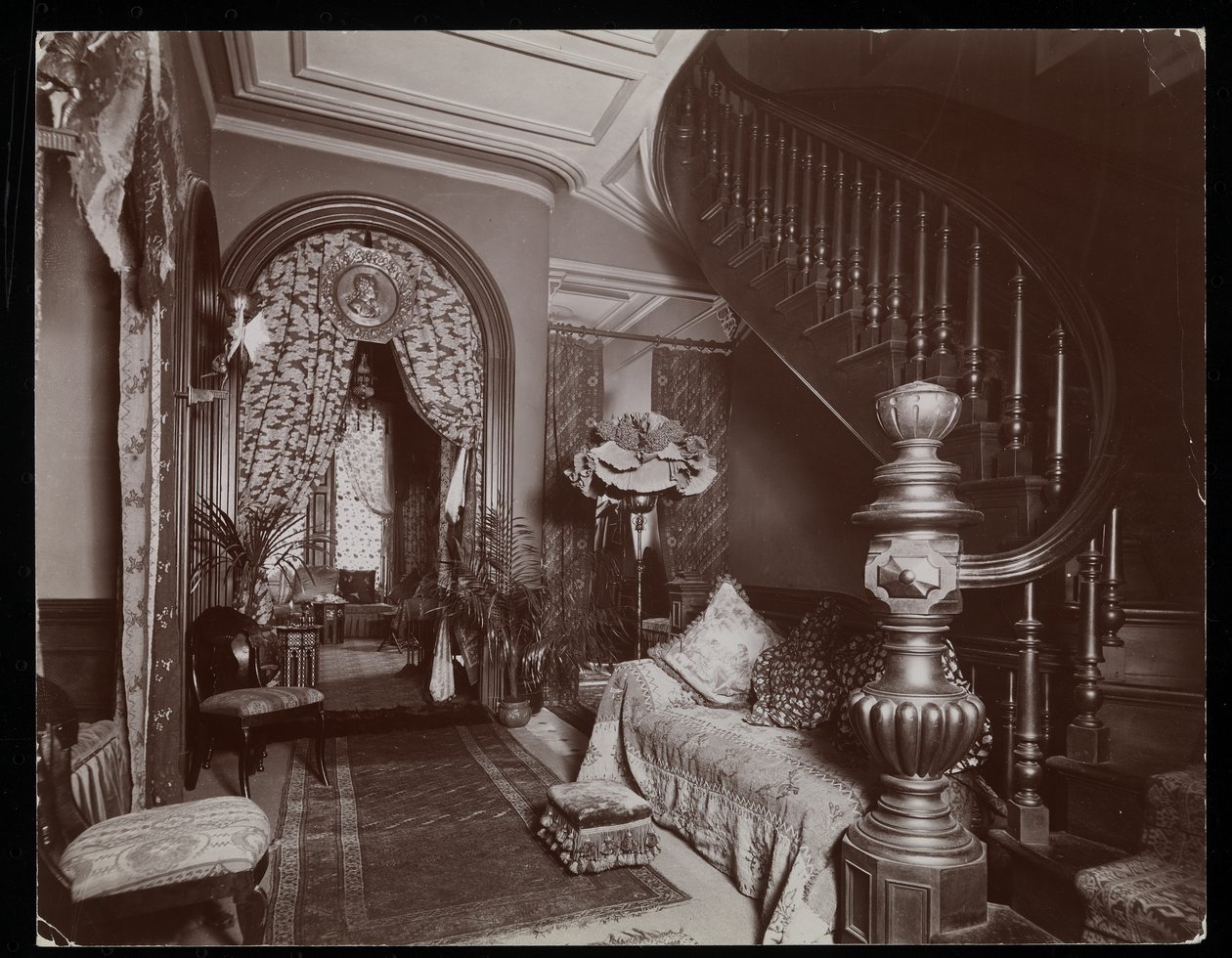 Díszes nappali a Blakely Hall rezidenciájában, 11 West 45th Street, New York, 1896-98 (ezüst zselatin nyomat) alkotó: Byron Company