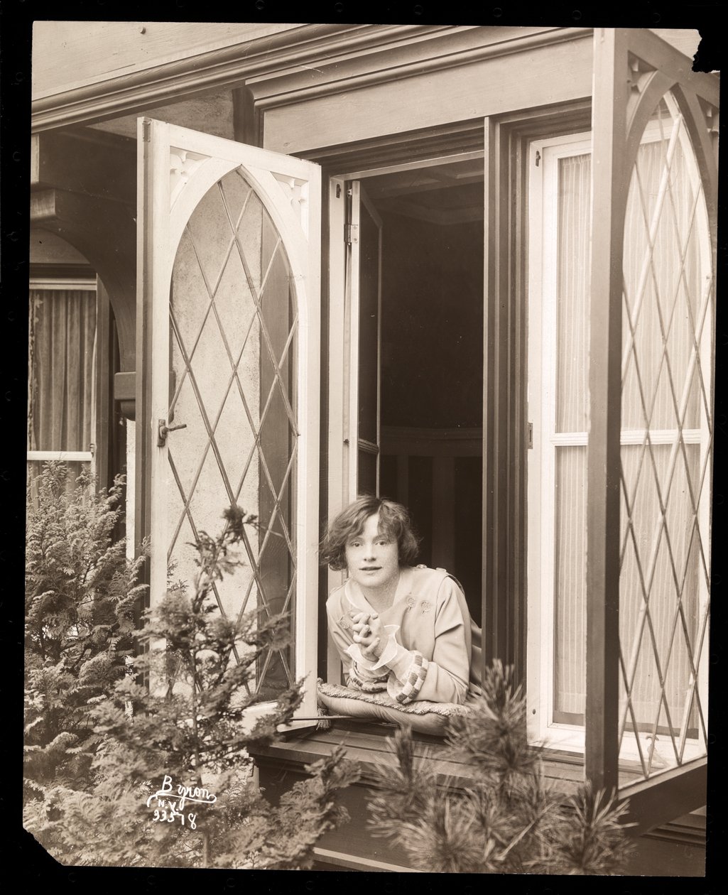 Anne Murdock otthon, 1915 körül (ezüst zselatin nyomat) alkotó: Byron Company