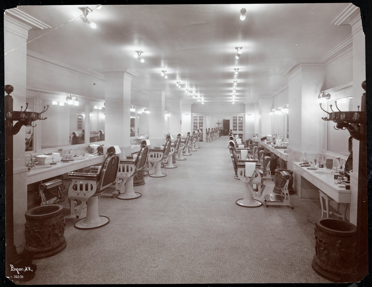 Fodrászat a Hotel Knickerbockerben, 1906 (ezüst zselatin nyomat) alkotó: Byron Company