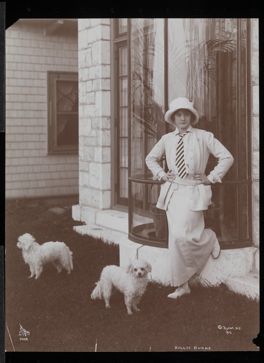Billie Burke és két kutya Burkeleigh Crestben, házában a New York állambeli Hastingsonban, 1912 (ezüst zselatin nyomat) alkotó: Byron Company