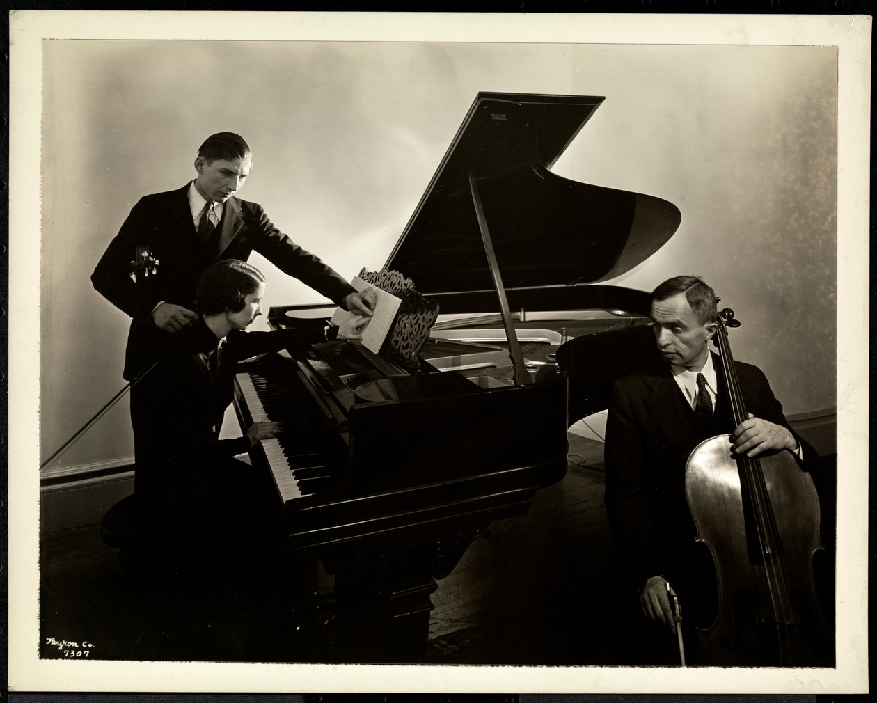 Vak nő, Harding kisasszony, a zongoránál két vak férfit oktat a hegedűn és csellón, 1936 (ezüst zselatin nyomat) alkotó: Byron Company