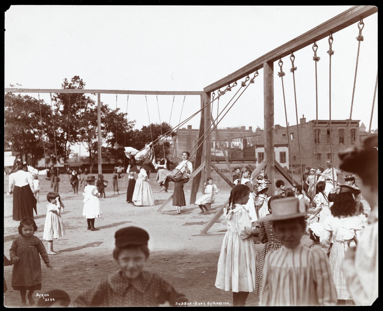 Gyerekek hintáznak a Hudson Bank Gymnasium and Playgroundban, 53rd Street és 11th Avenue, New York, 1898 (ezüst zselatin nyomat) alkotó: Byron Company