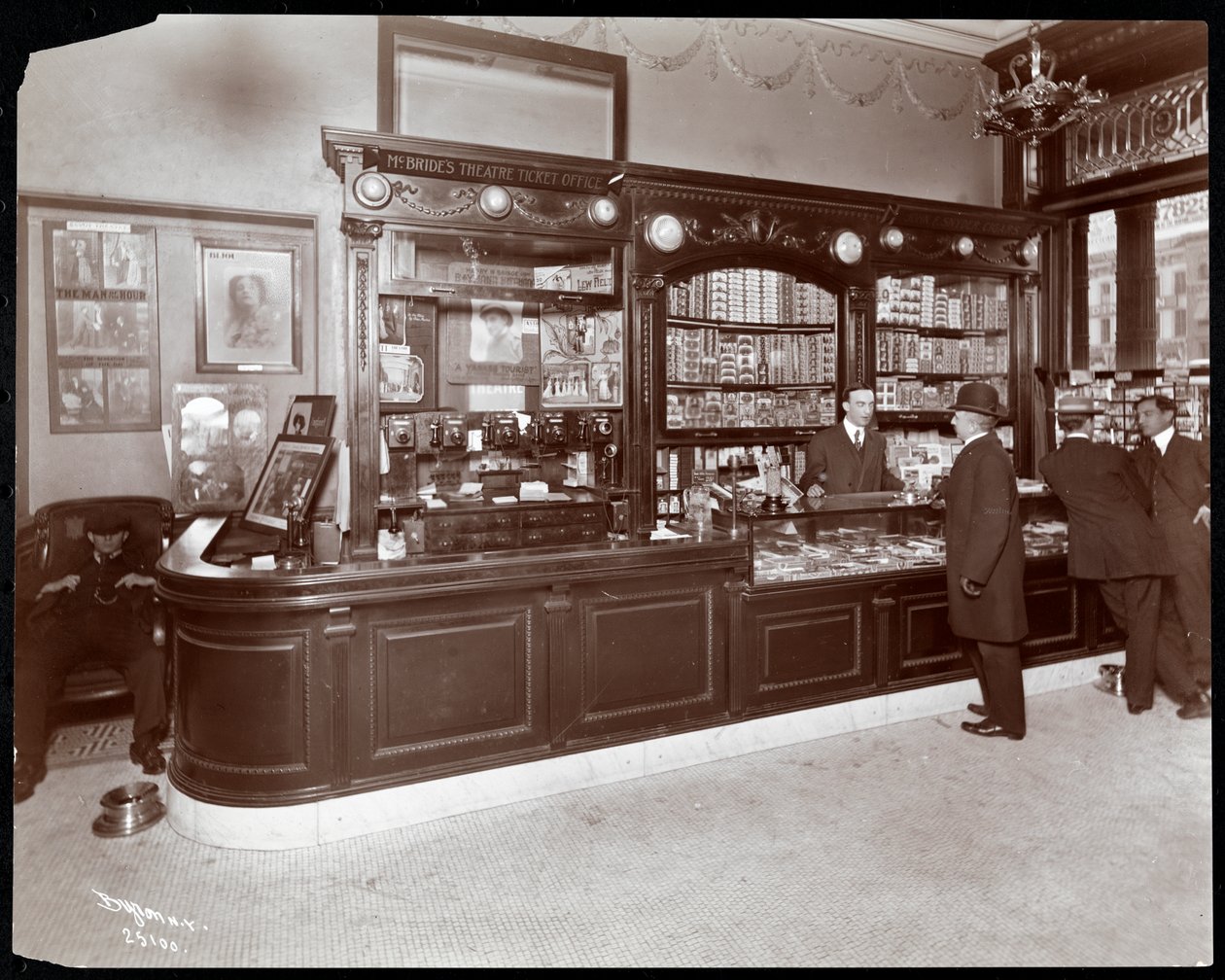 Szivar- és színházjegy-értékesítő pult a Hotel Cadillacban, 1907 (ezüst zselatin nyomat) alkotó: Byron Company