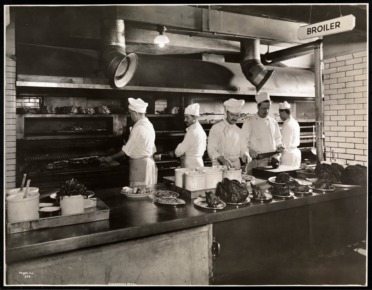 Brojlerben főz a Hotel Commodore konyhájában, 1919 (ezüst zselatin nyomat) alkotó: Byron Company