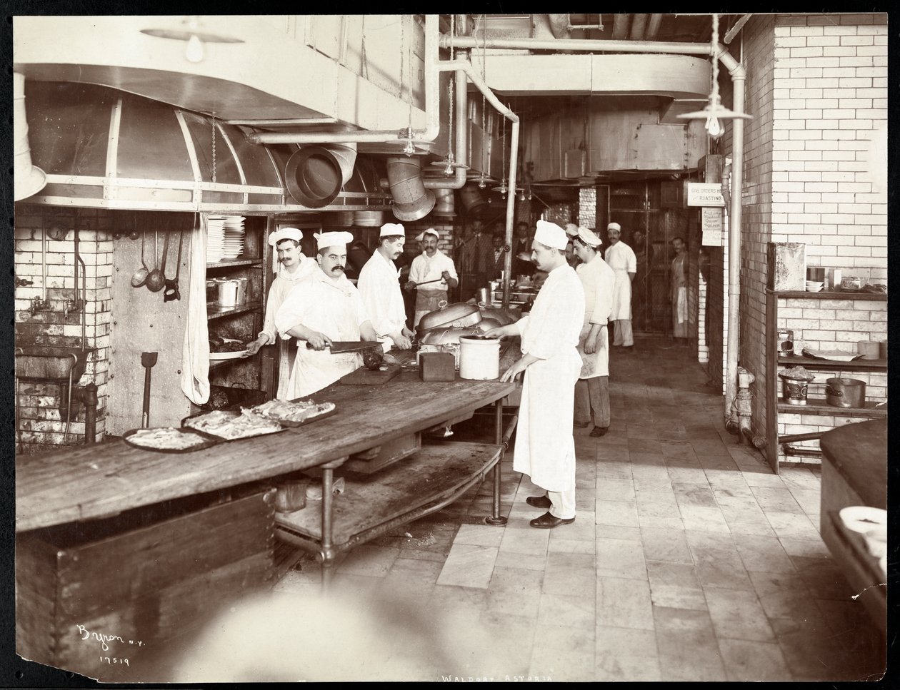 Szakácsok dolgoznak a Waldorf Astoria Hotel konyhájában a 34th Street és 5th Avenue, New York-ban, 1903 vagy 1904 (ezüst zselatin nyomat) alkotó: Byron Company