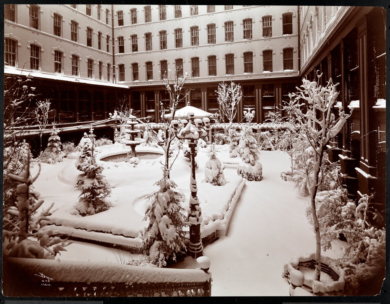 A Park Avenue Hotel udvara, 1908 (ezüst zselatin nyomat) alkotó: Byron Company
