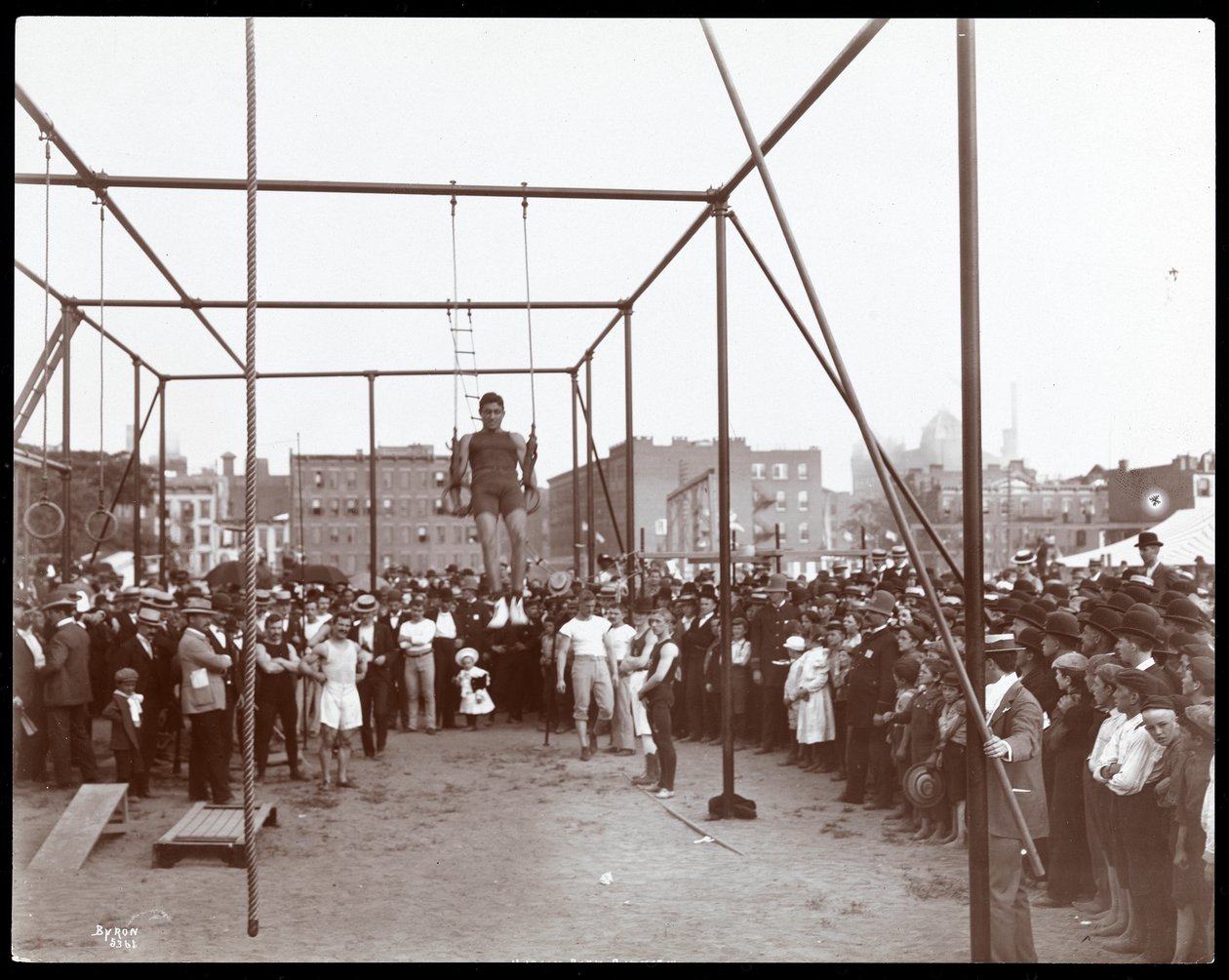 A tömeg egy tornászt néz a Hudson Bank Gymnasium and Playgroundban, 53rd Street és 11th Avenue, New York, 1898 (ezüst zselatin nyomat) alkotó: Byron Company