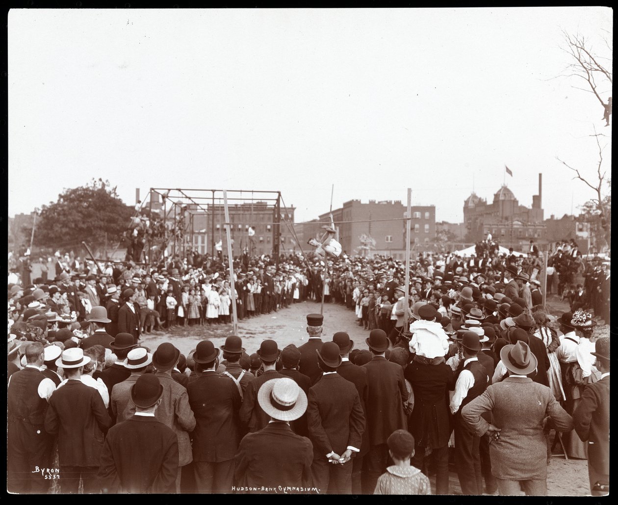 Tömeg nézi a rúdugratót a Hudson Bank Gymnasium és játszótéren, 53. utca és 11. sugárút, New York, 1898 (ezüst zselatinos nyomat) alkotó: Byron Company