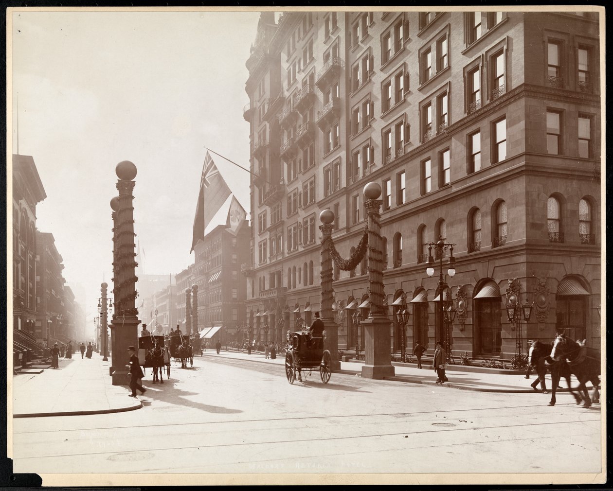 Díszek a Dewey-parádéhoz a Waldorf Astoria Hotelben, 33rd Street és 5th Avenue, New York, 1899 (ezüst zselatin nyomat) alkotó: Byron Company