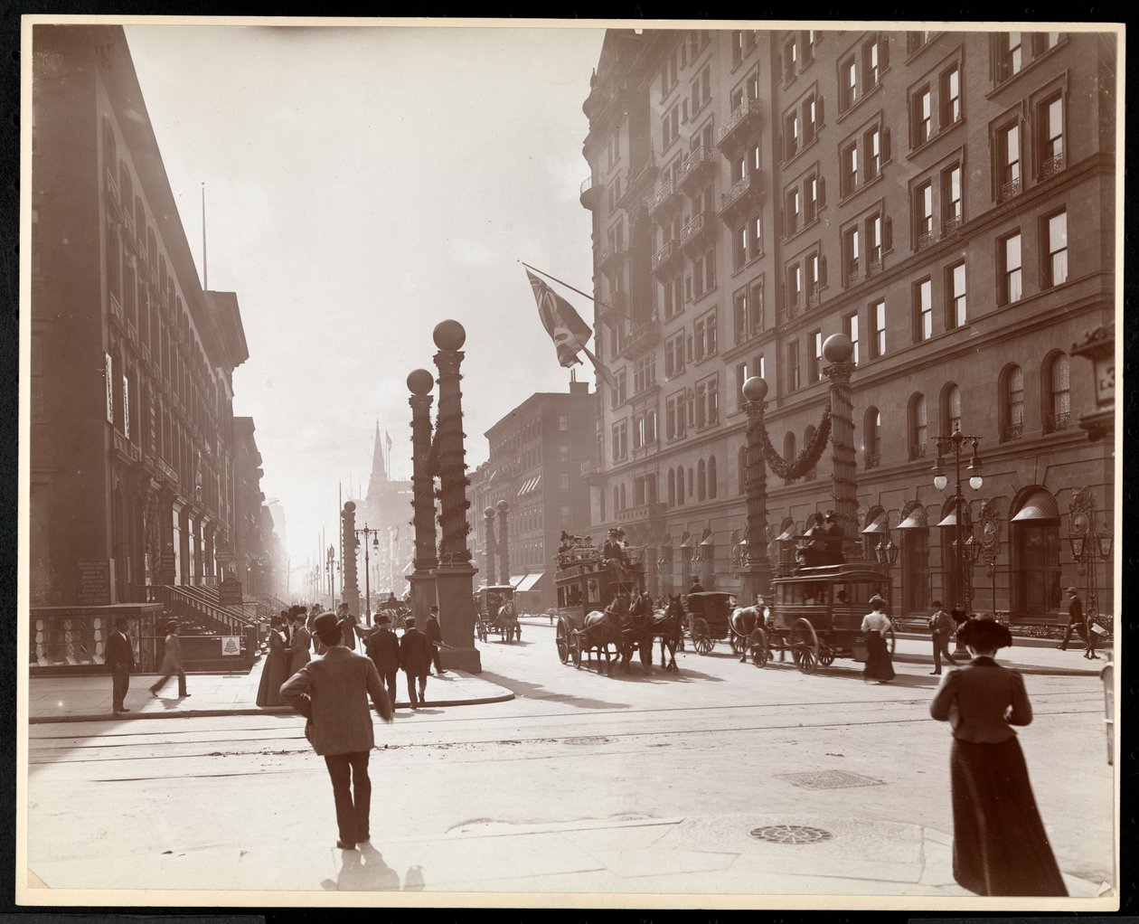 A Dewey-felvonulás díszei a Waldorf Astoria Hotel előtt a 33. utca és az 5. sugárút sarkán, New York, 1899 (ezüstzselatinos nyomat) alkotó: Byron Company