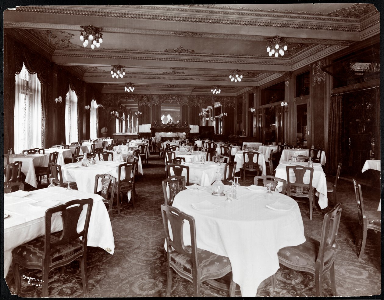 Ebédlő a Hotel Delmonicoban, 1902 (ezüst zselatin nyomat) alkotó: Byron Company