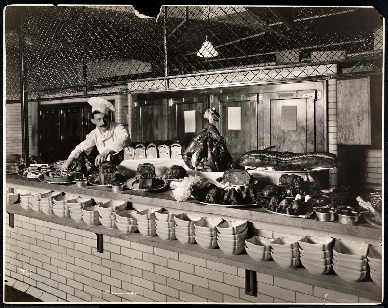 Felvágottak bemutatása a Commodore Hotel konyhájában, 1919 (ezüst zselatin nyomat) alkotó: Byron Company