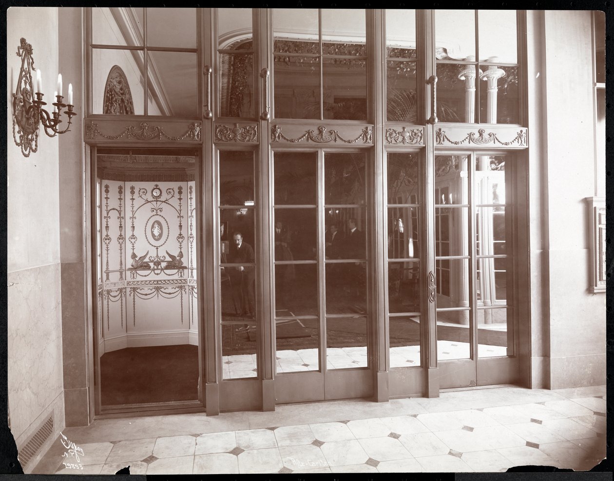 Liftek a Ritz-Carlton Hotelben, 1910 vagy 1911 (ezüstzselatinos nyomat) alkotó: Byron Company