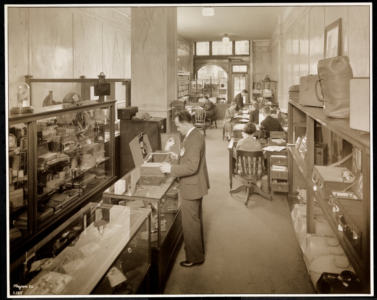 En Route Service, Inc., a Savoy Plaza Hotelben, 59th Street és 5th Avenue, New York, 1928 (ezüst zselatin nyomat) alkotó: Byron Company