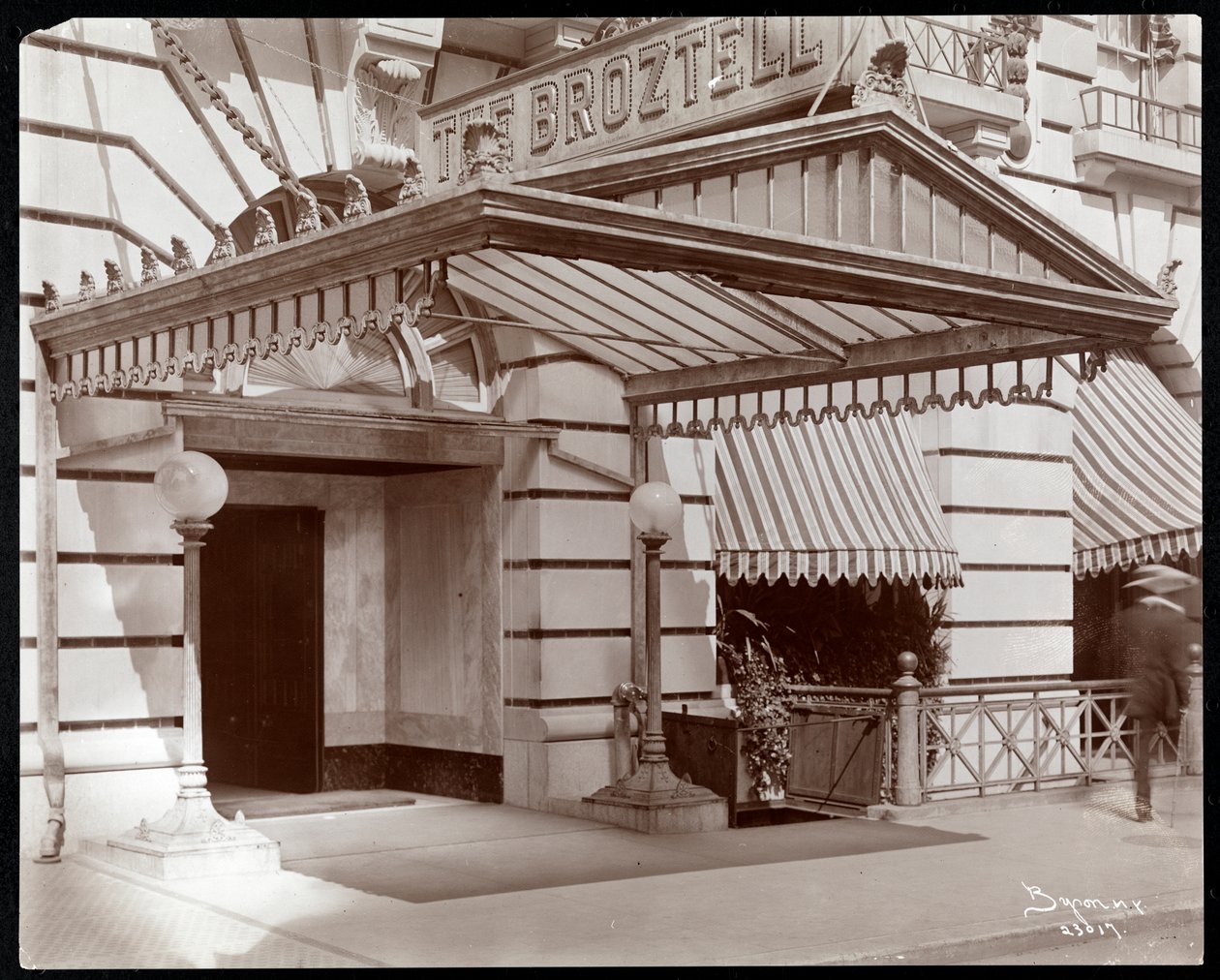 A Hotel Broztell bejárata, 3 East 27th Street, New York, 1906 (ezüst zselatin nyomat) alkotó: Byron Company