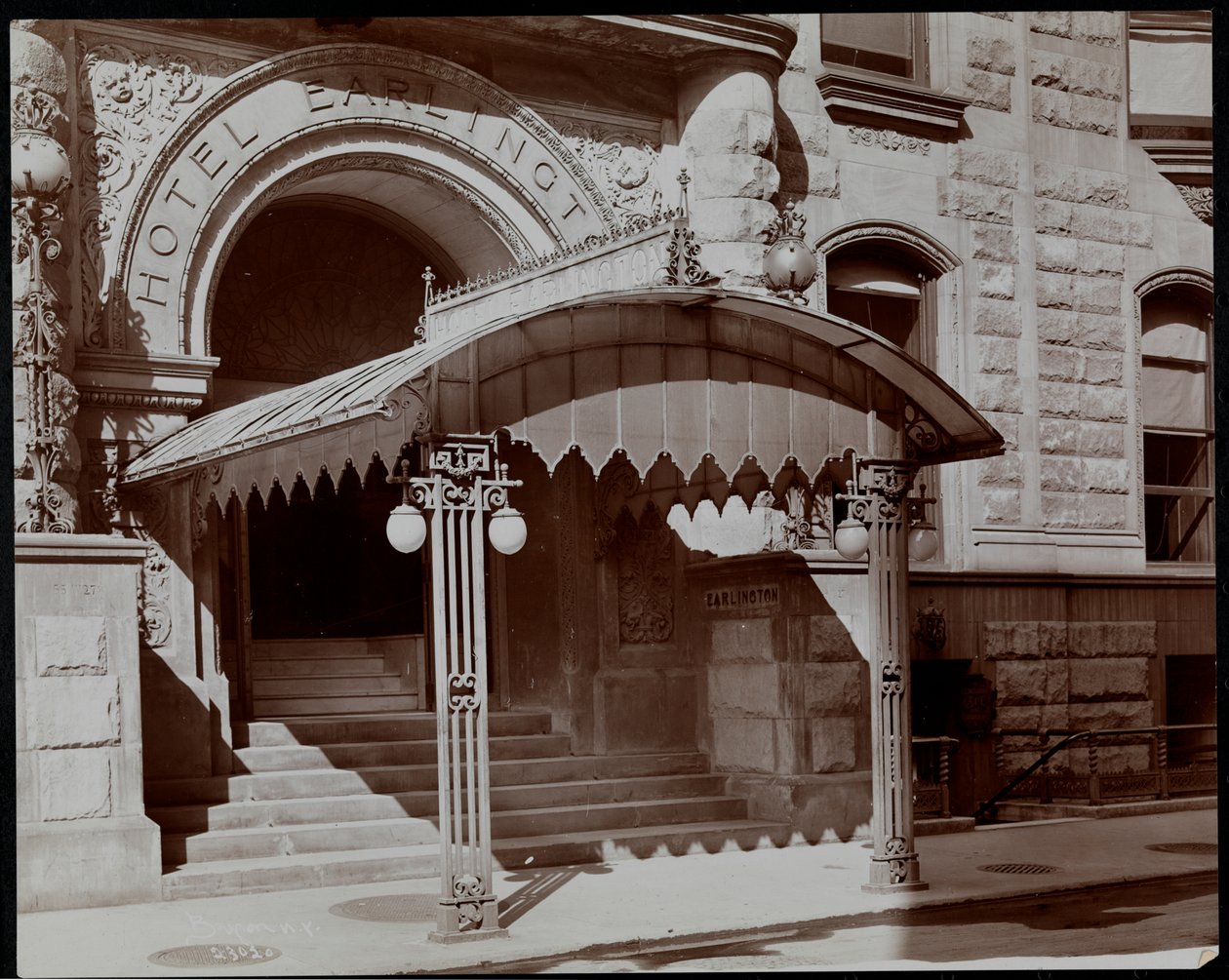 A Hotel Earlington bejárata, 55 West 27th Street, New York, 1906 (ezüstzselatinos nyomat) alkotó: Byron Company
